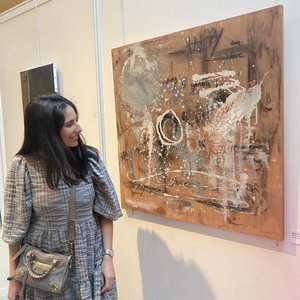 Zineb Kabbaj à côté d’une peinture, image de son profil Saatchi Art